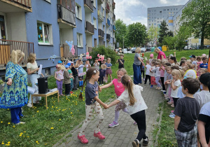 Na zdjęciu widać dzieci na spotkaniu z muzyką Uli Pakuły.