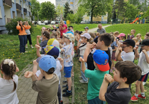 Na zdjęciu widać dzieci na spotkaniu z muzyką Uli Pakuły.