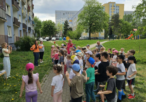 Na zdjęciu widać dzieci na spotkaniu z muzyką Uli Pakuły.