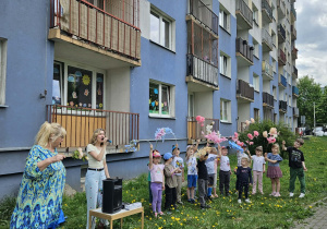 Na zdjęciu widać dzieci na spotkaniu z muzyką Uli Pakuły.