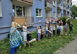 Na zdjęciu widać dzieci na spotkaniu z muzyką Uli Pakuły.