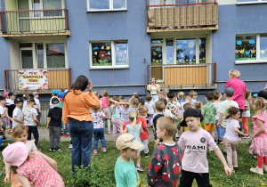 Na zdjęciu widać dzieci na spotkaniu z muzyką Uli Pakuły.