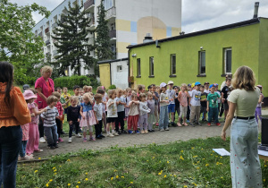Na zdjęciu widać dzieci na spotkaniu z muzyką Uli Pakuły.
