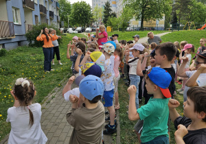 Na zdjęciu widać dzieci na spotkaniu z muzyką Uli Pakuły.