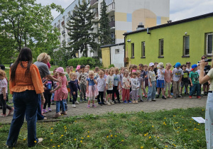 Na zdjęciu widać dzieci na spotkaniu z muzyką Uli Pakuły.