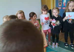 Na zdjęciu widać dzieci na zajęciach dydaktycznych o zwierzętach egzotycznych.