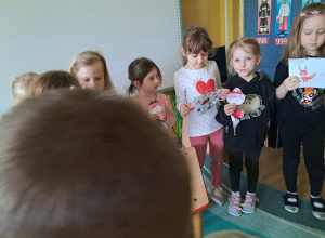 "Zabawy rozwijające twórczość i kreatywność "- Teatrzyk. Nauka samodzielnego nakrywania do stołu.