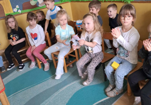 Na zdjęciu widać dzieci które bawią się w teatrzyk.