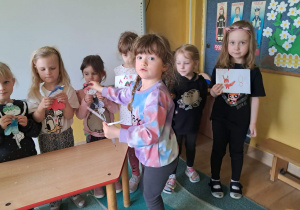 Na zdjęciu widać dzieci które bawią się w teatrzyk.
