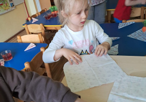 Na zdjęciu widać dzieci które samodzielnie nakrywają do stołu.