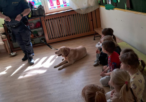 Na zdjęciu widać dzieci podczas zajęć ze Strażą Miejską.