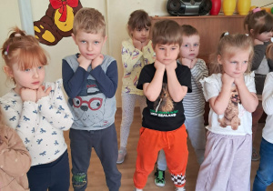 Na zdjęciu widać dzieci podczas zajęć ze Strażą Miejską.