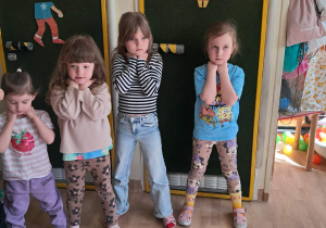 Na zdjęciu widać dzieci podczas zajęć ze Strażą Miejską.