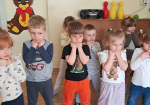 Na zdjęciu widać dzieci podczas zajęć ze Strażą Miejską.