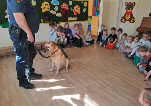 Na zdjęciu widać dzieci podczas zajęć ze Strażą Miejską.