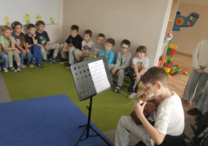 Na zdjęciu widać dzieci podczas wizyty wolontariatu.