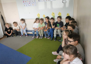 Na zdjęciu widać dzieci podczas wizyty wolontariatu.