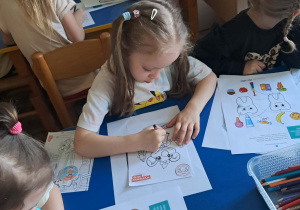 Na zdjęciu widać dzieci które zapoznają się z zawodem dentysta.