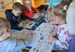 Na zdjęciu widać dzieci które zapoznają się z zawodem dentysta.