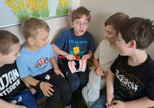 Na zdjęciu widać dzieci które zapoznają się z zawodem dentysta.