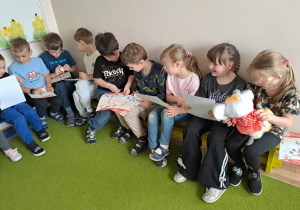 Na zdjęciu widać dzieci które zapoznają się z zawodem dentysta.