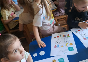 Na zdjęciu widać dzieci które zapoznają się z zawodem dentysta.