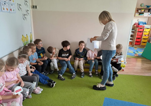 Na zdjęciu widać dzieci które zapoznają się z zawodem dentysta.