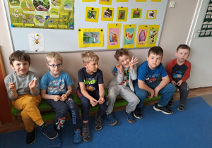 Na zdjęciu widać dzieci które zapoznają się z zawodem dentysta.