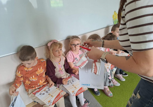 Na zdjęciu widać dzieci które zapoznają się z zawodem dentysta.