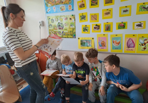 Na zdjęciu widać dzieci które zapoznają się z zawodem dentysta.