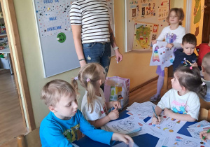 Na zdjęciu widać dzieci które zapoznają się z zawodem dentysta.
