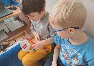 Na zdjęciu widać dzieci które zapoznają się z zawodem dentysta.