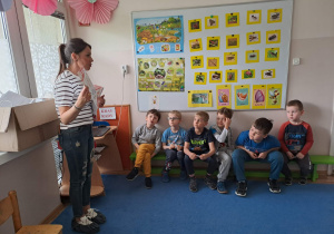 Na zdjęciu widać dzieci które zapoznają się z zawodem dentysta.