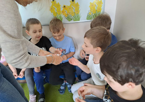 Na zdjęciu widać dzieci które zapoznają się z zawodem dentysta.