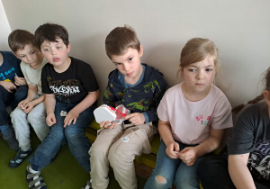Na zdjęciu widać dzieci które zapoznają się z zawodem dentysta.