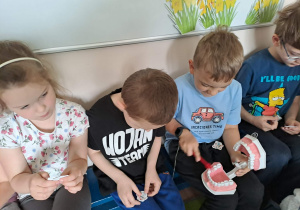 Na zdjęciu widać dzieci które zapoznają się z zawodem dentysta.