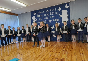 Na zdjęciu widać dzieci na Zakończeniu roku szkolnego.