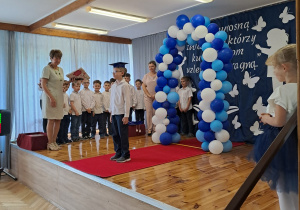 Na zdjęciu widać dzieci na Zakończeniu roku szkolnego.