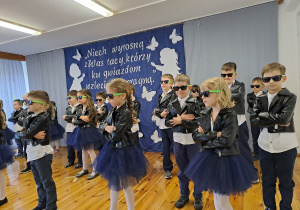 Na zdjęciu widać dzieci na Zakończeniu roku szkolnego.