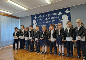Na zdjęciu widać dzieci na Zakończeniu roku szkolnego.
