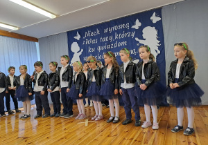 Na zdjęciu widać dzieci na Zakończeniu roku szkolnego.