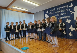 Na zdjęciu widać dzieci na Zakończeniu roku szkolnego.