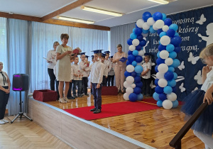 Na zdjęciu widać dzieci na Zakończeniu roku szkolnego.
