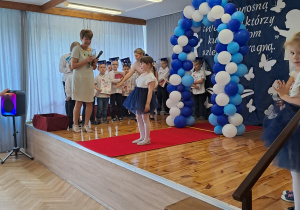 Na zdjęciu widać dzieci na Zakończeniu roku szkolnego.