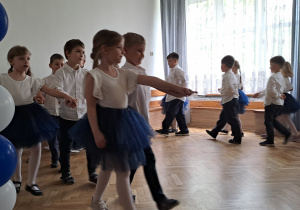 Na zdjęciu widać dzieci na Zakończeniu roku szkolnego.