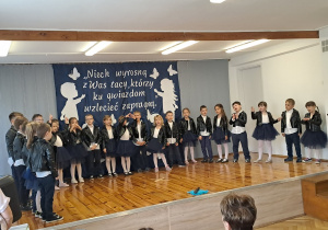 Na zdjęciu widać dzieci na Zakończeniu roku szkolnego.