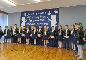Na zdjęciu widać dzieci na Zakończeniu roku szkolnego.