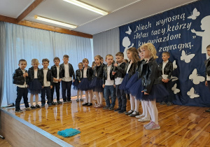 Na zdjęciu widać dzieci na Zakończeniu roku szkolnego.