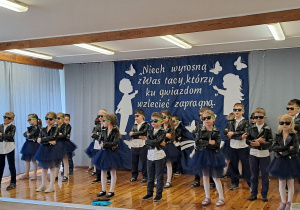 Na zdjęciu widać dzieci na Zakończeniu roku szkolnego.