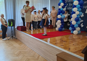 Na zdjęciu widać dzieci na Zakończeniu roku szkolnego.